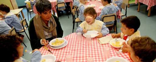 L'assessora Mariagrazia Pellerino mentre mangia con i bambini della scuola dell'infanzia