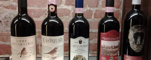Bottiglie di Chianti esposte all'Enoteca Italiana