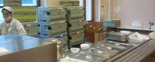 banco di distribuzione dei pasti in una scuola torinese